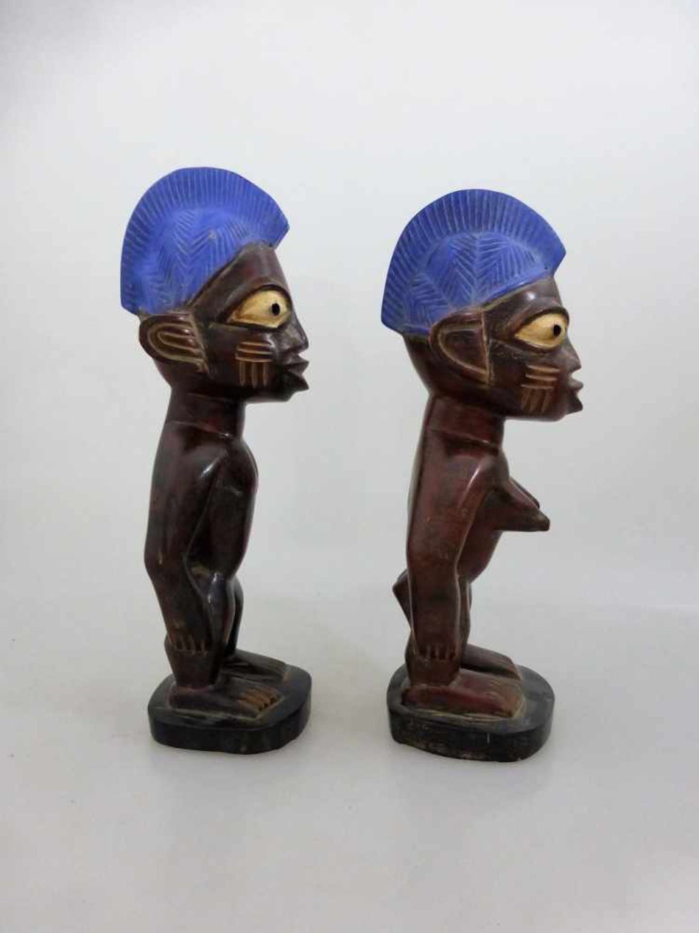 2 Ahnenskulpturen, Ibeji - Yoruba, Holz, partiell blau bemalt, h. 24/25cm - Image 2 of 2
