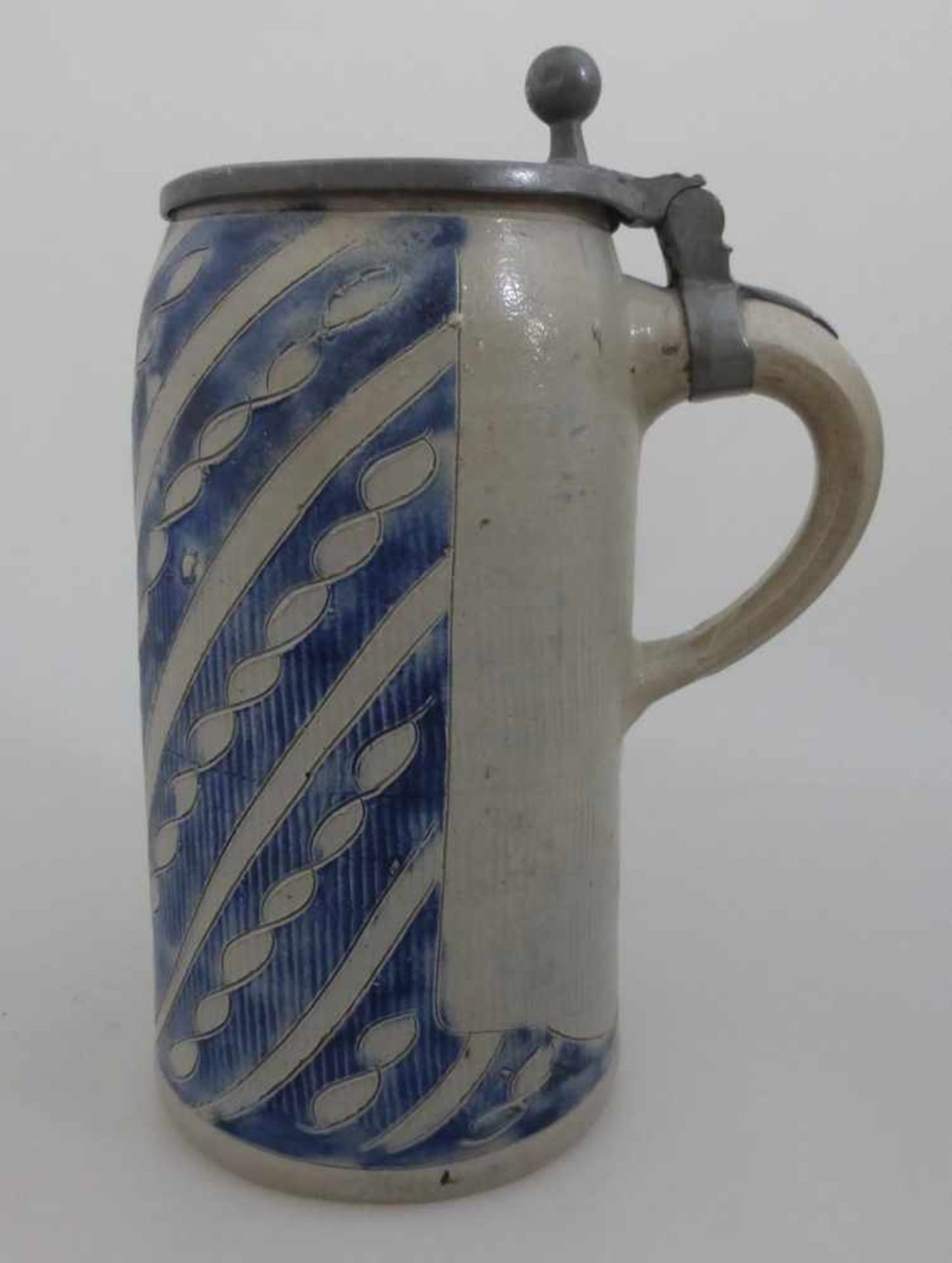 Bierkrug, Westerwald 18./19.Jh., geritztes Steinzeug, Blaudekor, Zinndeckel, 1 Liter - Bild 2 aus 2