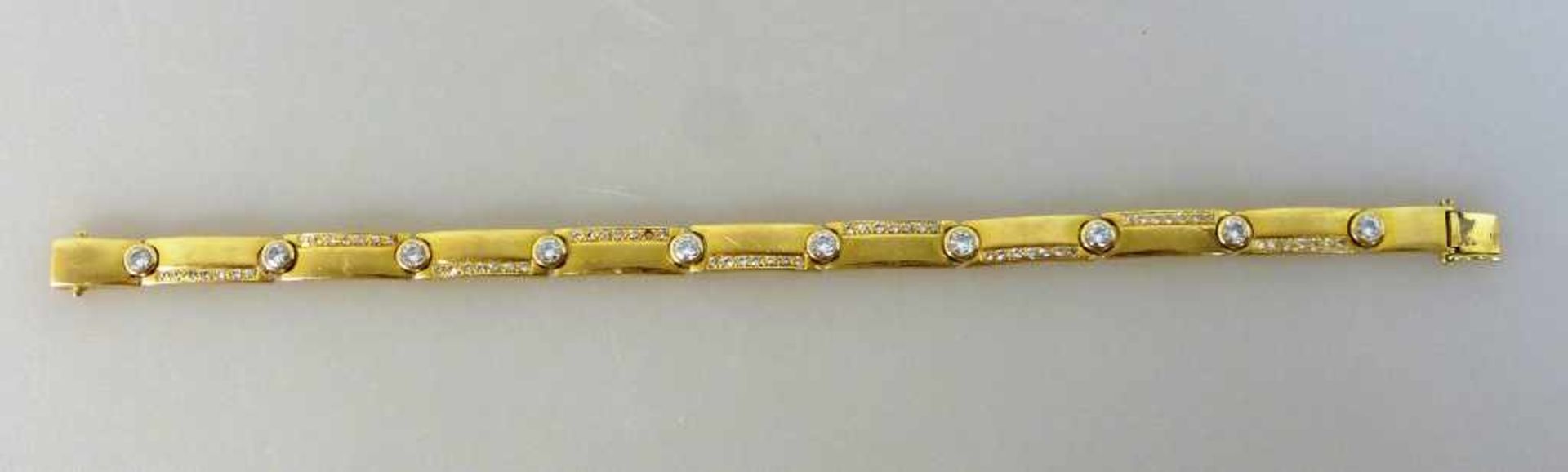 Diamantarmband, Gelbgold 750, besetzt mit 10 Diamanten und 63 Diamantsplitter (1 fehlt),