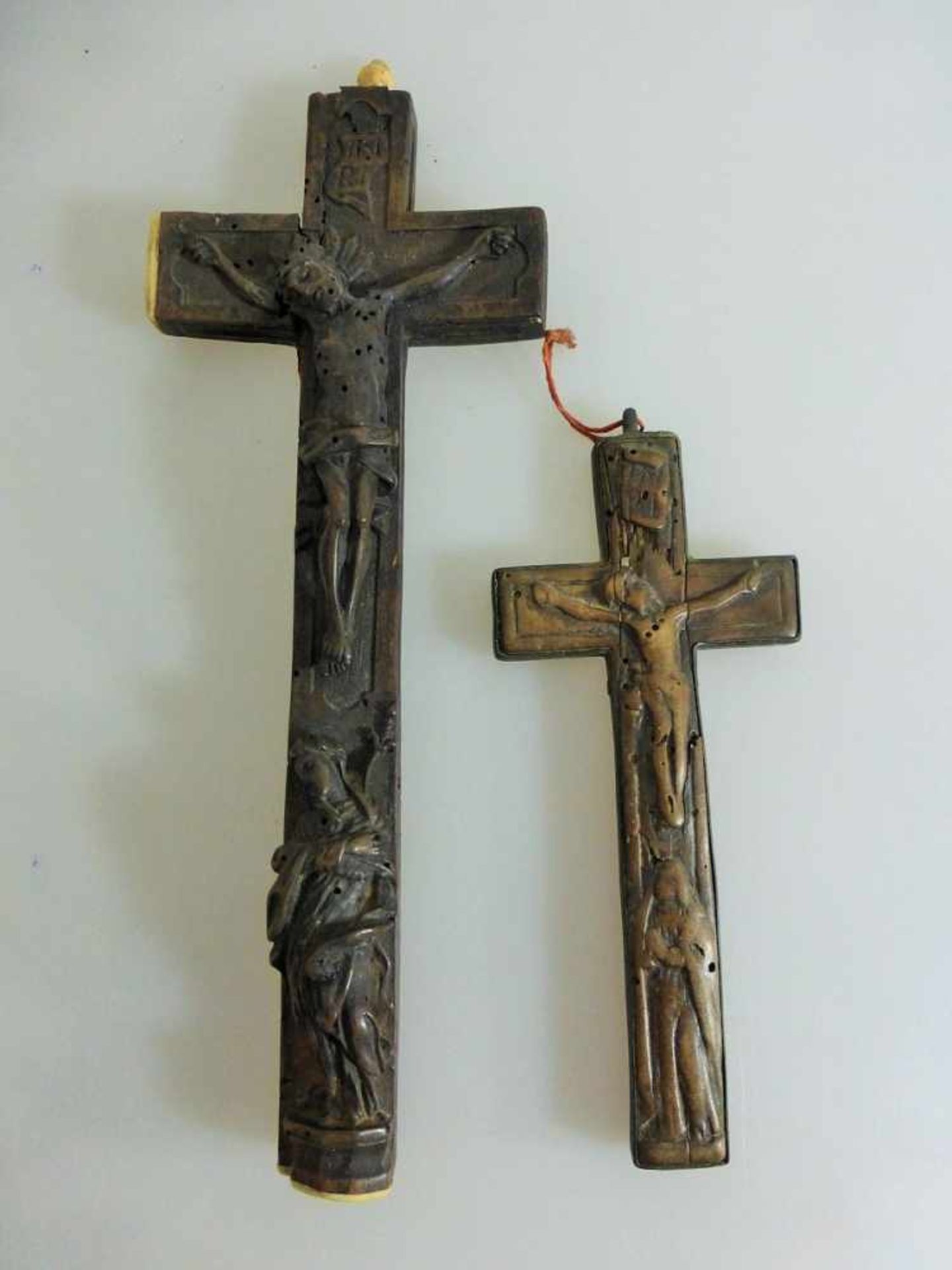 2 Reliquienkreuze um 1800, Holz, geschnitztes Dekor mit Christus-Korpus u.