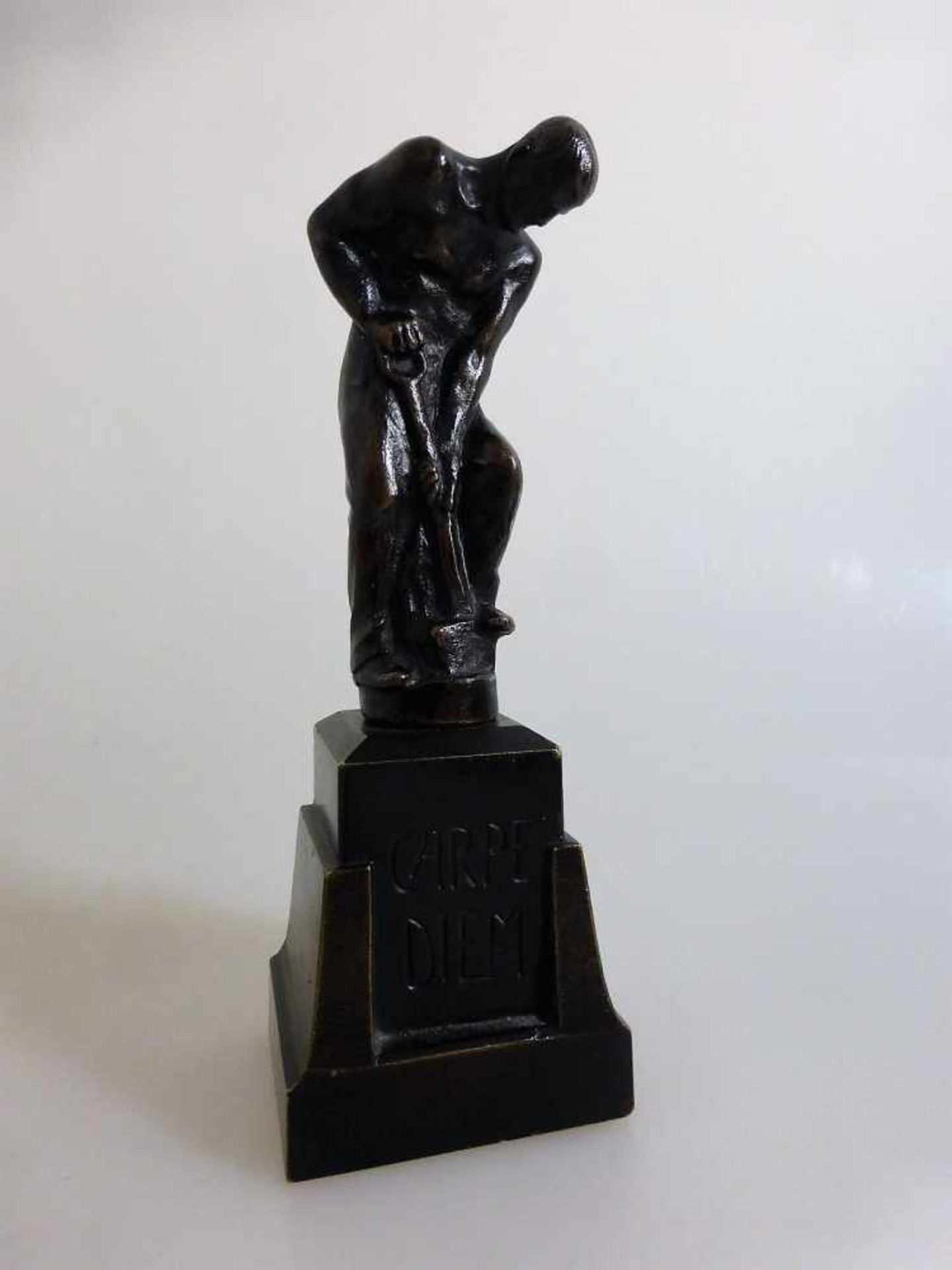 Morin, Georges (1874 - 1950 Berlin), Bronzefigur eines Landarbeiters, mit einem Spaten in