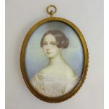 Miniatur, Frankreich 1.H.19.Jh., junge Dame im weißen Kleid und Perlohrringe, sign.<