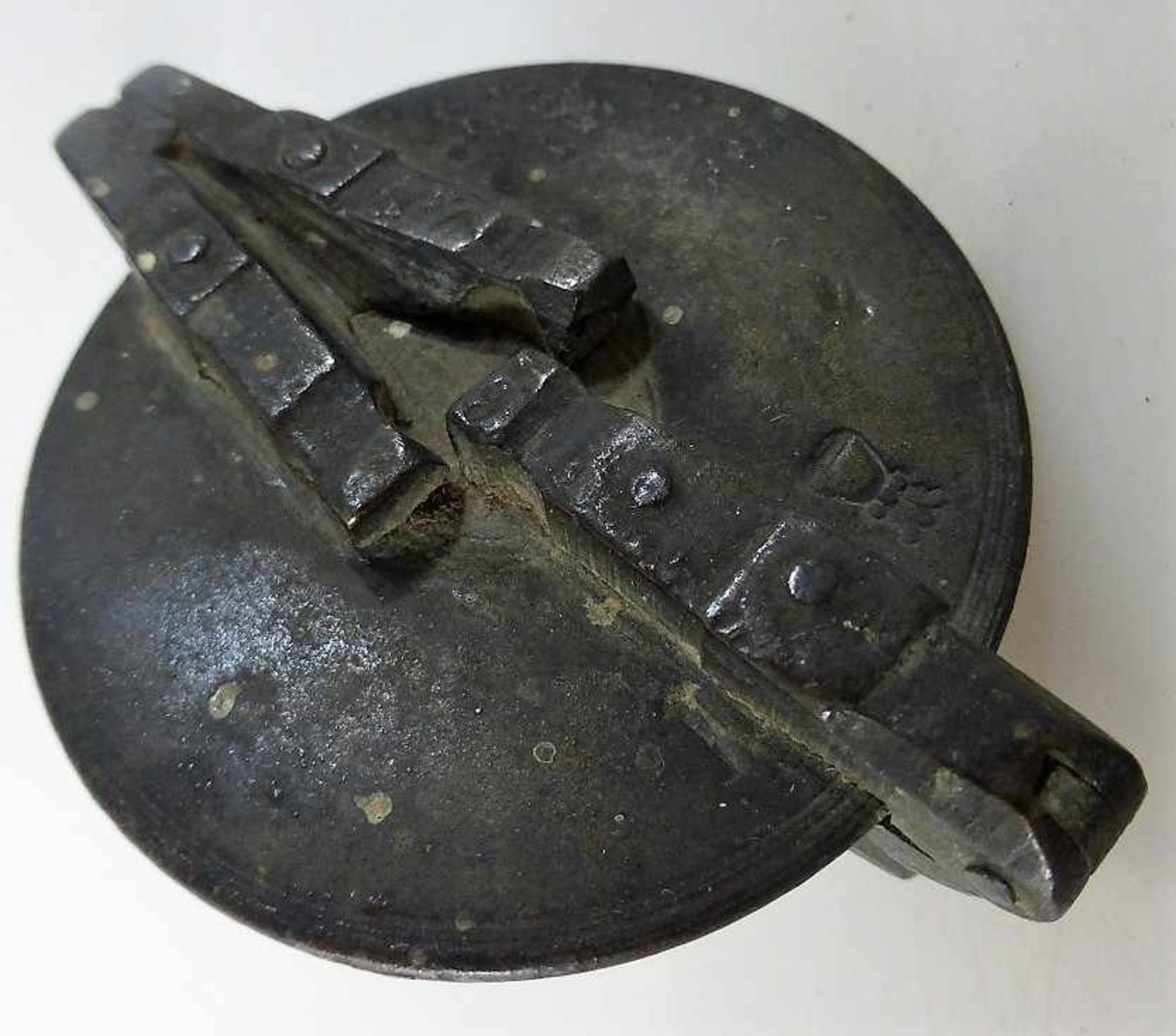 Bechergewicht, 19.Jh., Bronze, mit Kelch gepunzt, h. 4cm - Image 2 of 2
