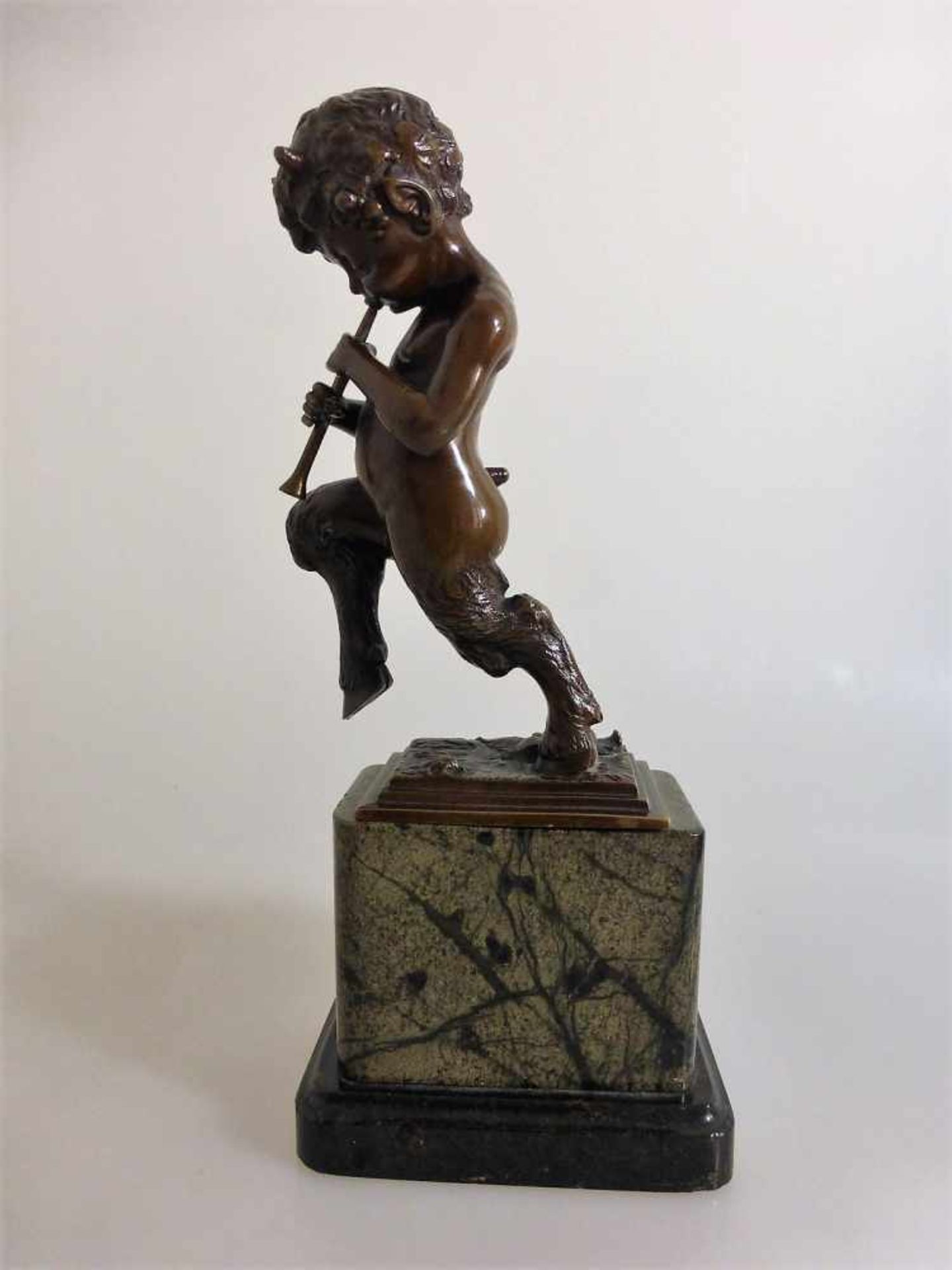 Frankreich, 19.Jh., Bronzeskulptur "Fötender Faun", kleine Lötstelle an einem Huf, auf<b - Bild 2 aus 2