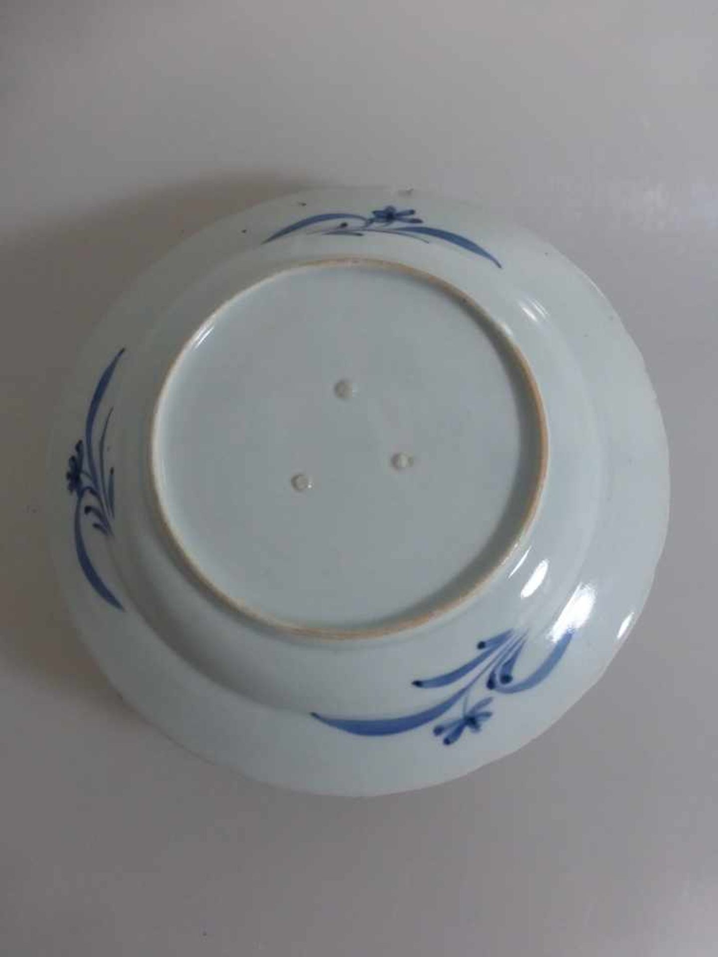 China 18.Jh., 6 Teller, Blaudekor, tlw. best., d. 20cm - Image 2 of 2