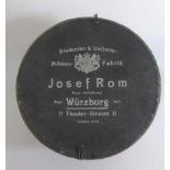 Hutschachtel, Studenten & Uniform Mützen Fabrik Josef Rom / Würzburg, um 1920, h. 11,5cm,<b