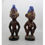 2 Ahnenskulpturen, Ibeji - Yoruba, Holz, partiell blau bemalt, h. 24/25cm