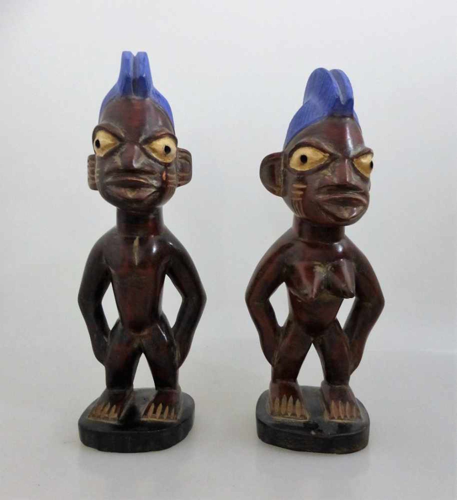 2 Ahnenskulpturen, Ibeji - Yoruba, Holz, partiell blau bemalt, h. 24/25cm