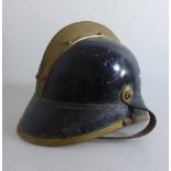 Feuerwehrhelm um 1900, schwarze Helmglocke mit Vorder- u. Nackenschild sowie zentralem