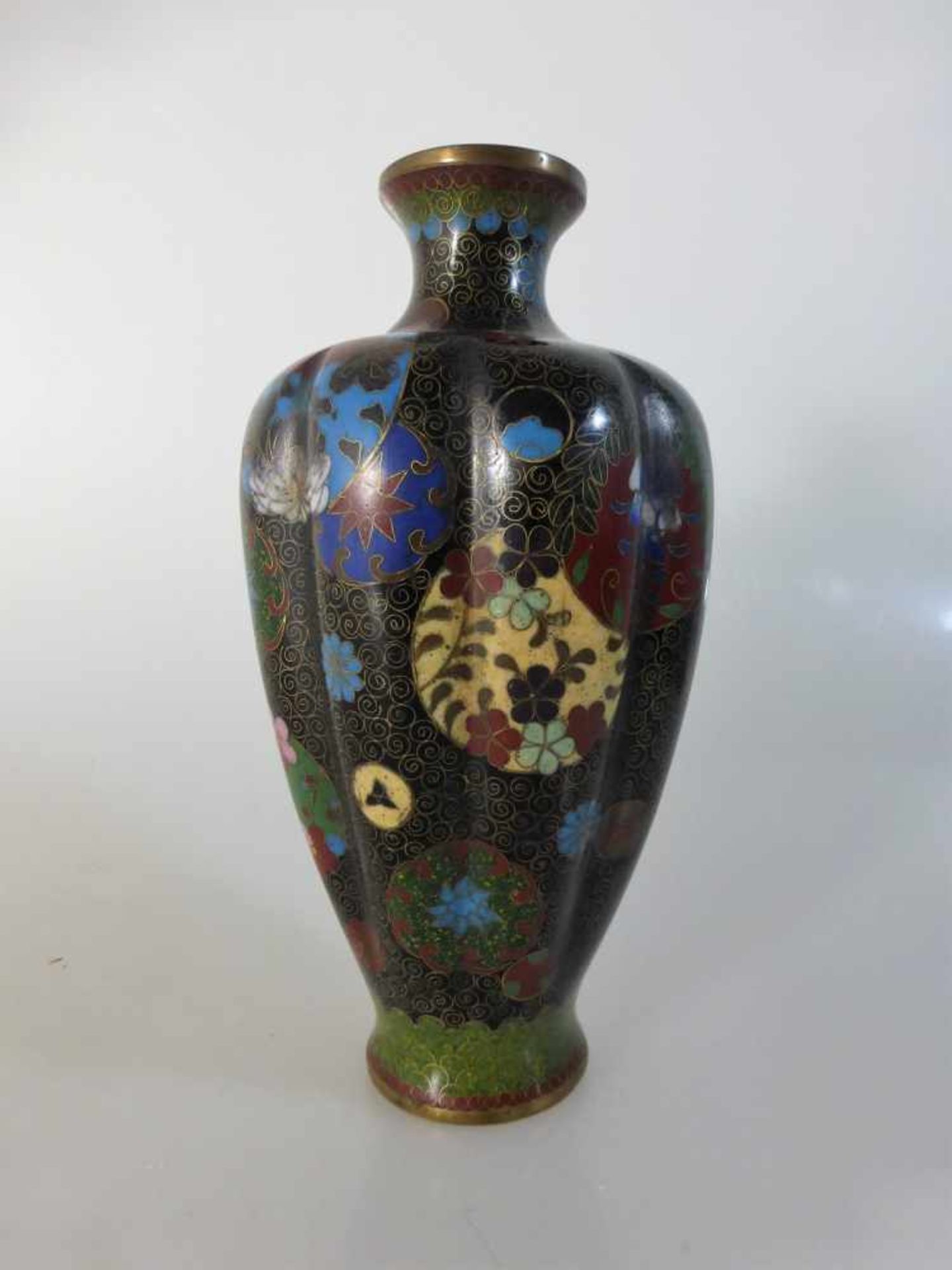 China 1.H.20.Jh., Cloisonne Vase, polychromes Blumendekor, h. 15,5cm