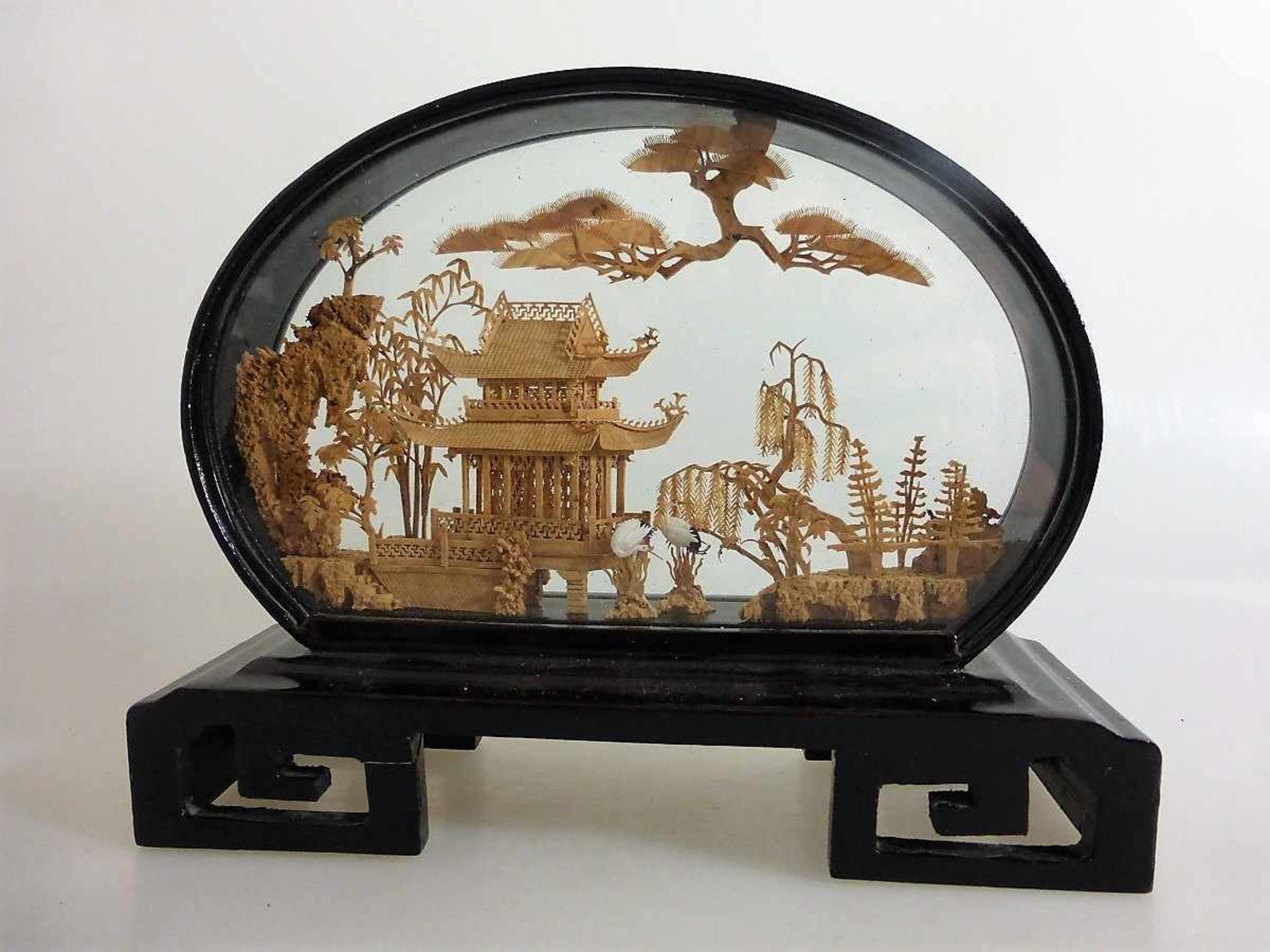 Kleiner Stellschirm, China 20.Jh., Landschaftsdarstellung, im verglasten Holzrahmen, b.