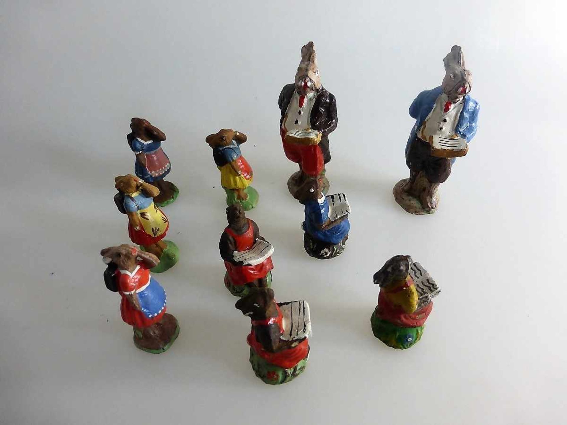 Häschenschule, Masse/Gipsfiguren, polychrom bemalt, um 1920, h. 5,5cm - 11cm