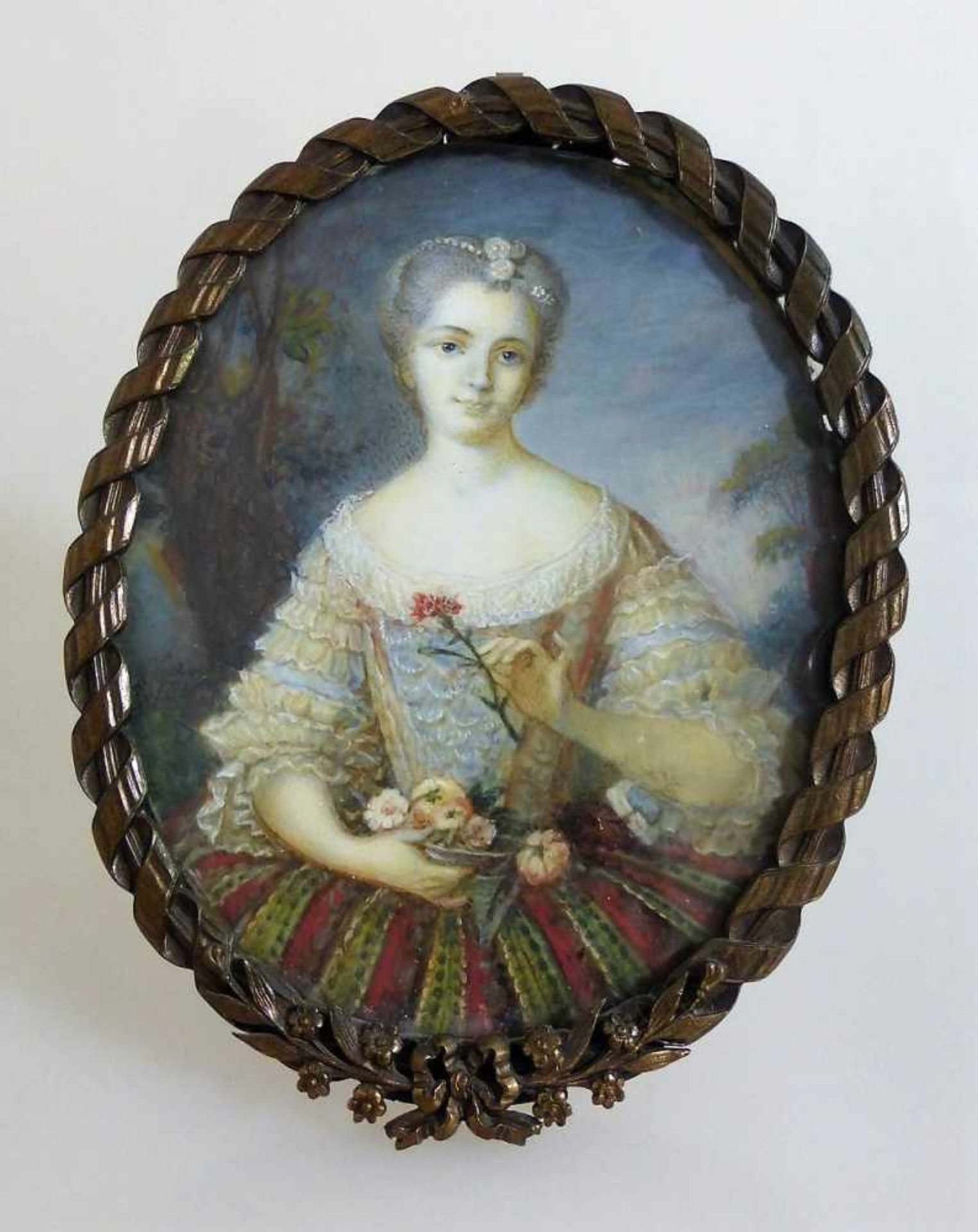Miniatur um 1800, junge Dame mit Blumen vor Landschaft, im Messingrahmen der Zeit,11cm x