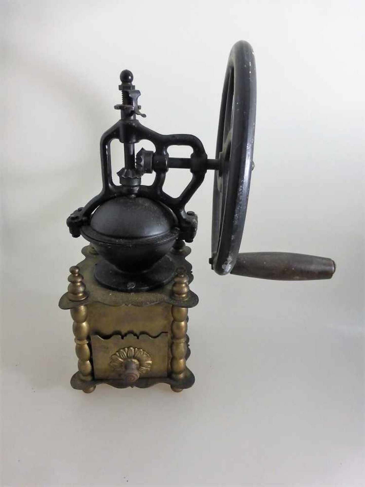 Antike Kaffeemühle, Messing / Eisen, quaderförmiger Korpus mit Schubfach, h. 33cm