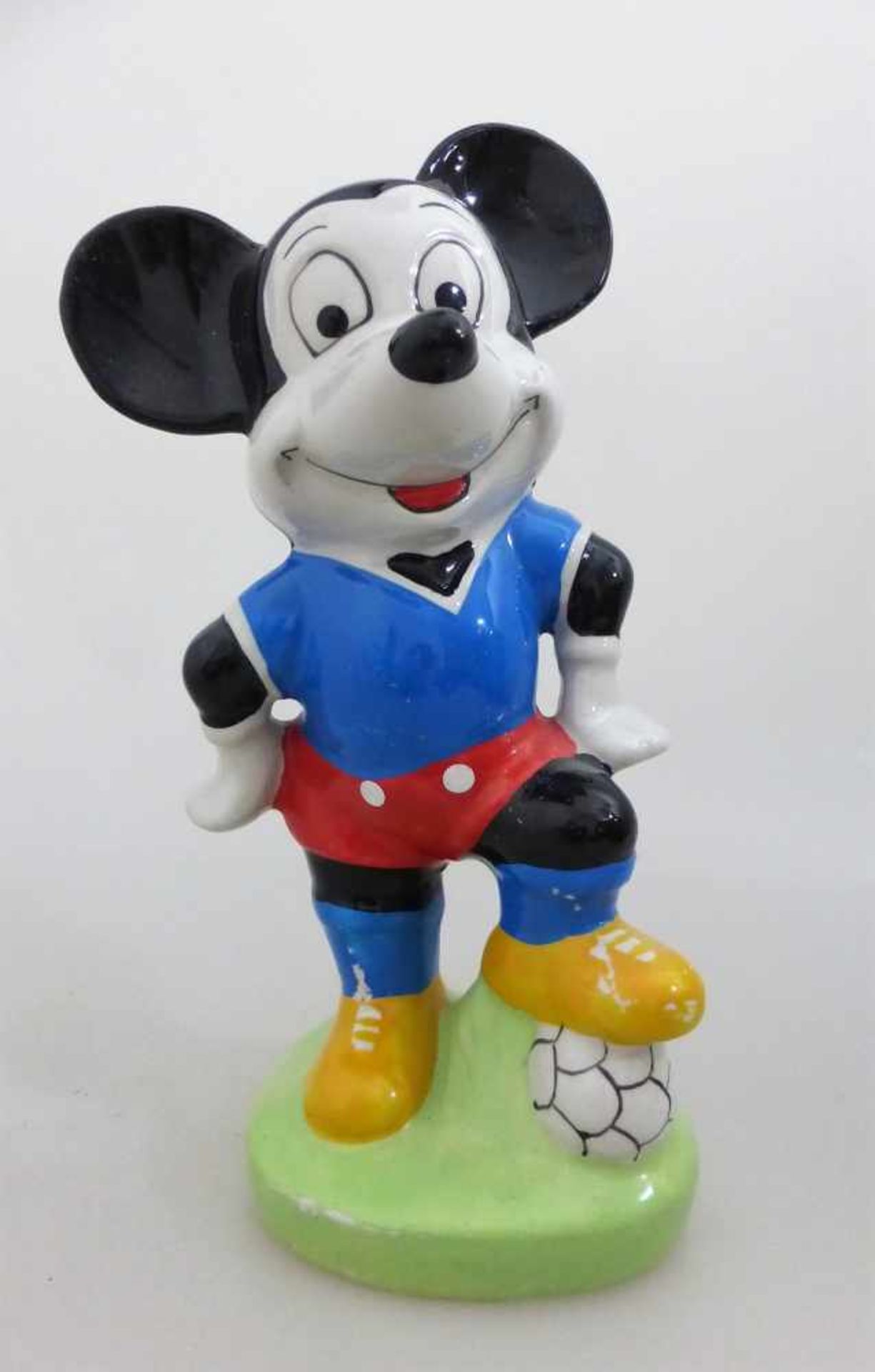Porzellanfigur - Mickey Mouse mit Fußball, Walt Disney Productions, Bemalung tlw. ber., h.<