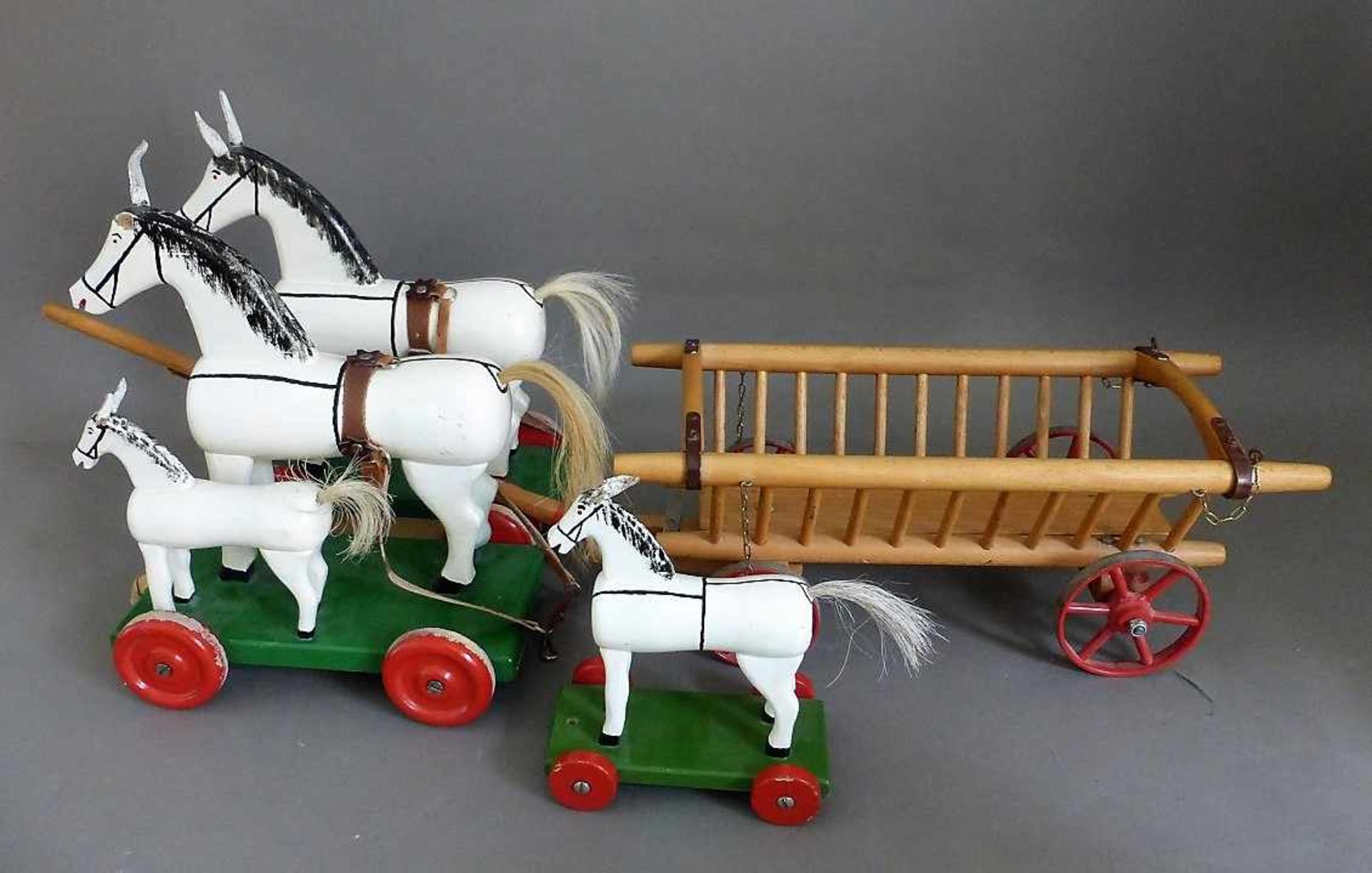 Großes Pferdefuhrwerk, Mitte 20.Jh., Holz, Wagen mit Gussräder, min. Spielspuren, h. 28cm,<b