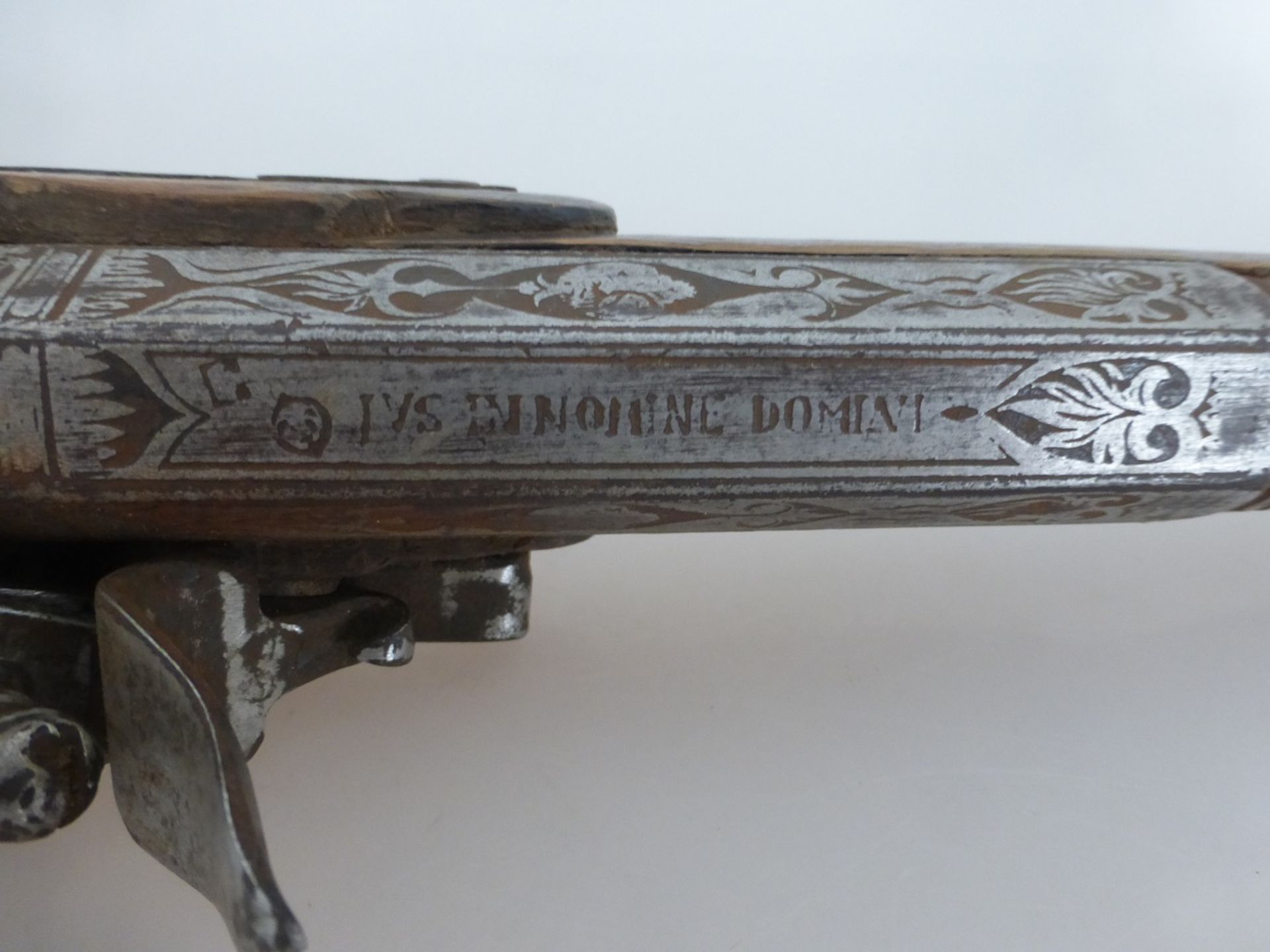 Steinschlosspistole, wohl 18.Jh., Holzschaft mit Eisenlauf, bez. "IVS Domini in Nomini", - Bild 2 aus 3