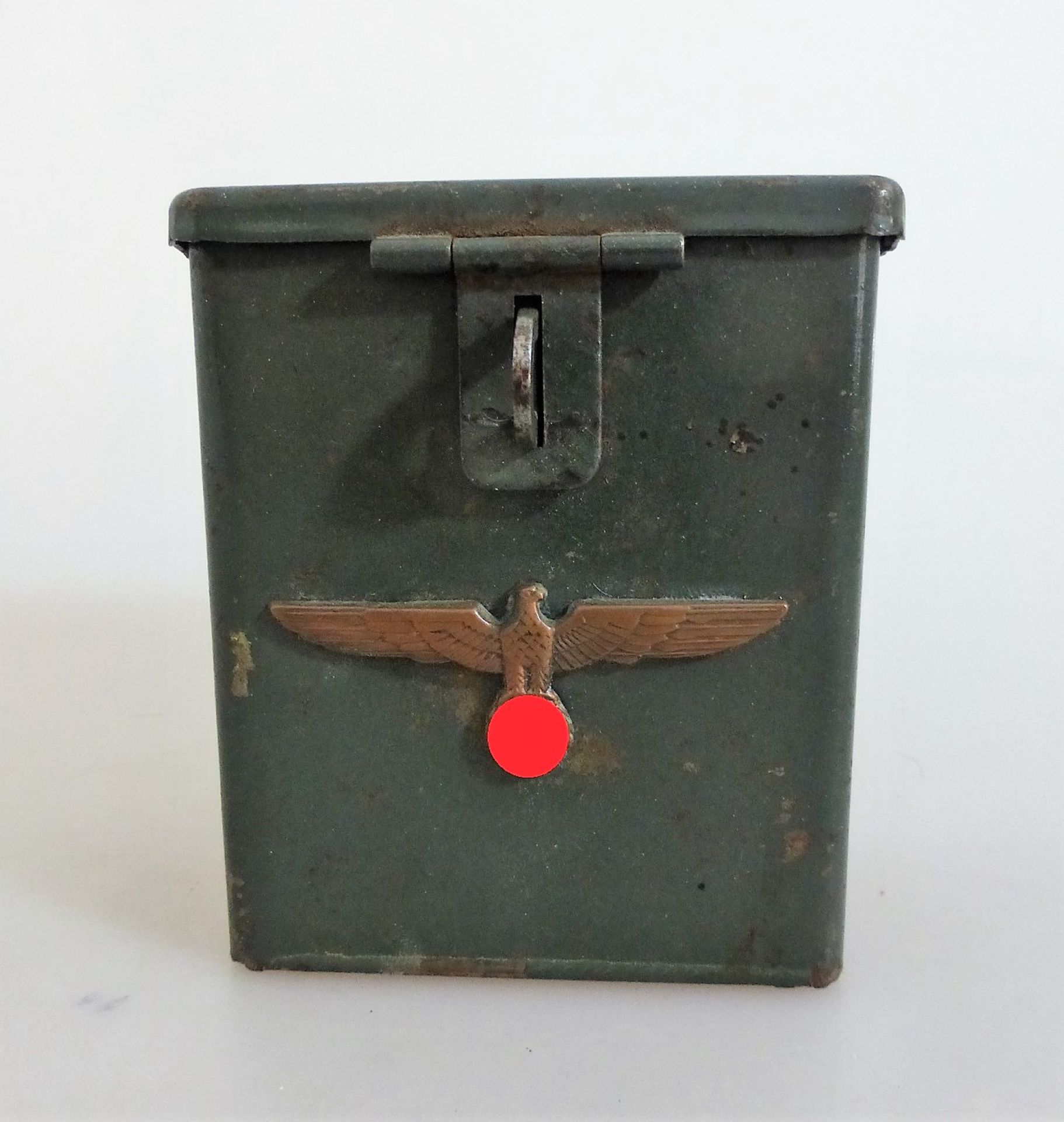 Blechspardose, sog. 3.Reich, Spardose mit aufgelegten Reichsadler mit Swastika, 10cm x 8cm