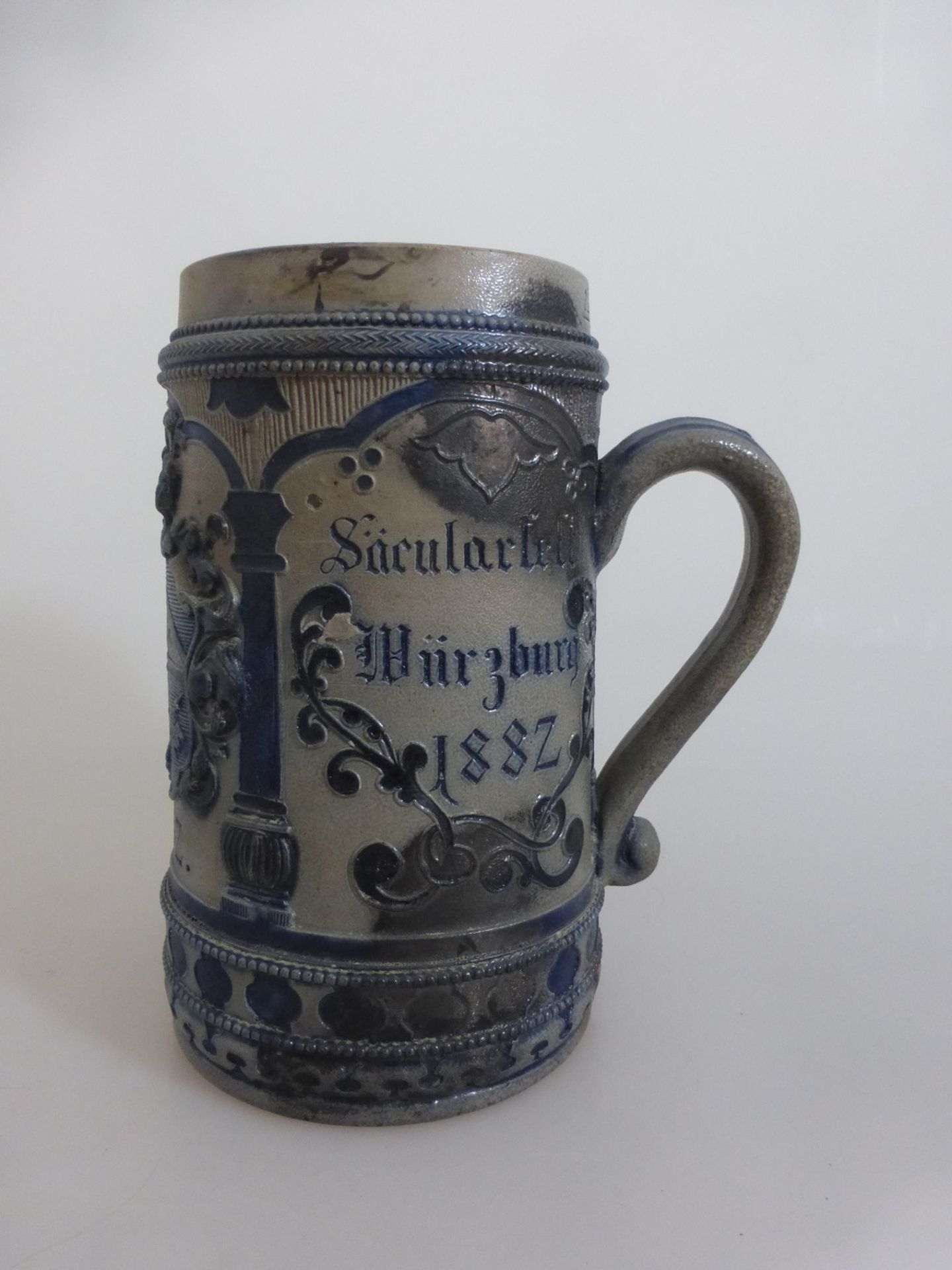 Studentika - seltener Bierkrug "Zum Andenken an das dritte Säcularfest Würzburg 1882", h. - Bild 2 aus 3