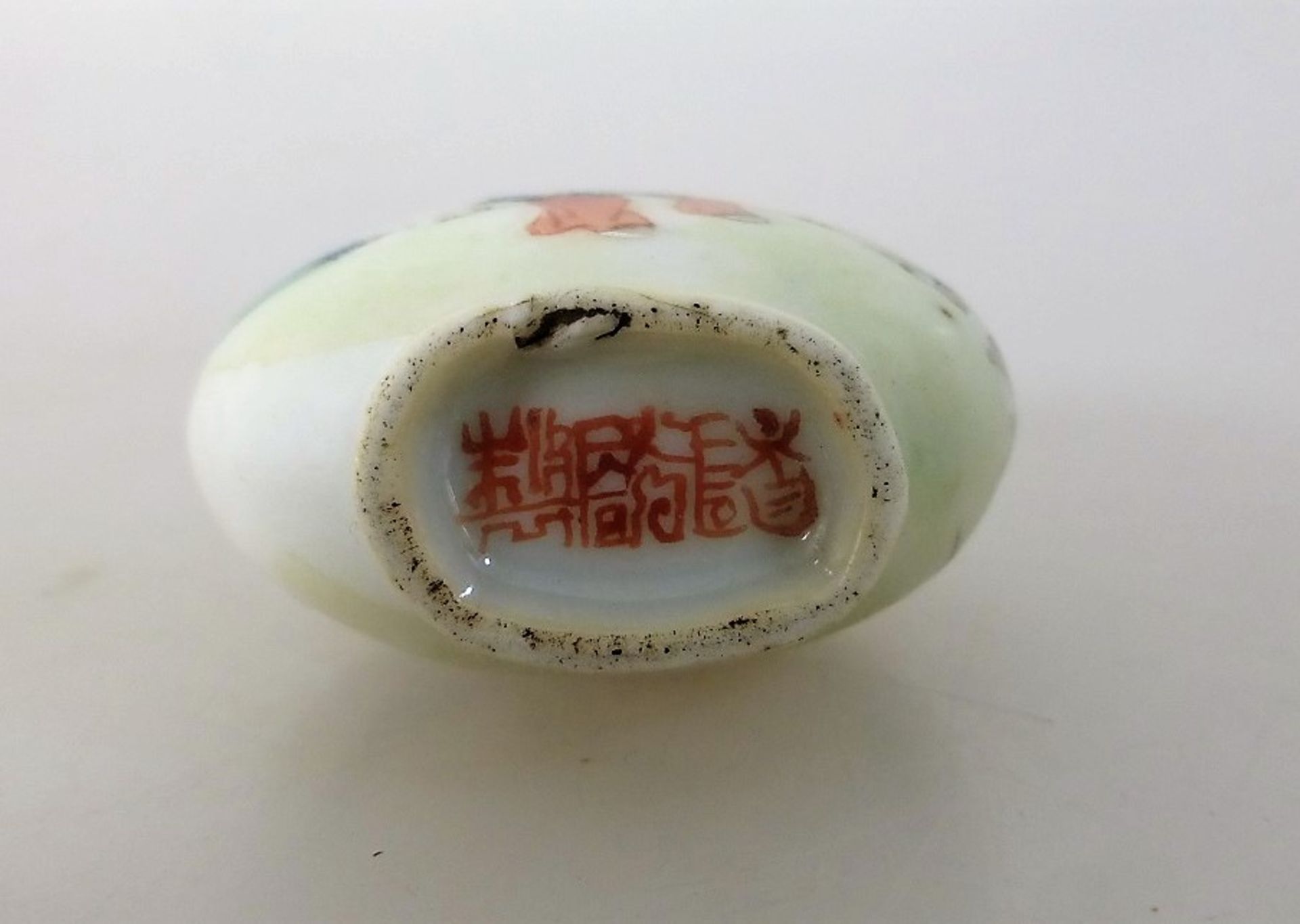 Snuffbottle, China 19.Jh., Porzellan, polychrom bemalt, rote Bodenmarke, Porzellanstöpsel, - Bild 3 aus 3