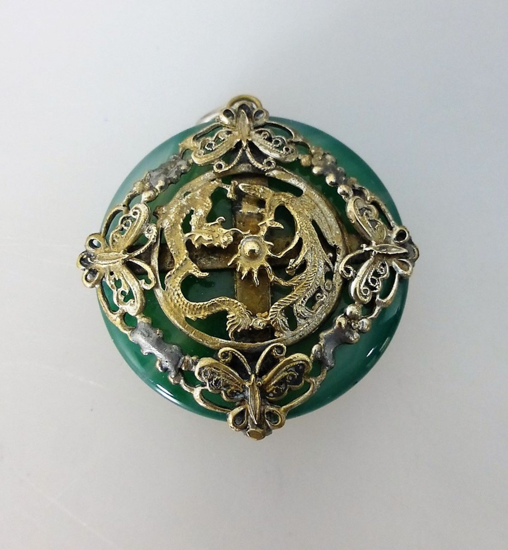 Schmuckanhänger, China um 1920, runde grüne Jade mit Silberfassung mit Drachendekor,