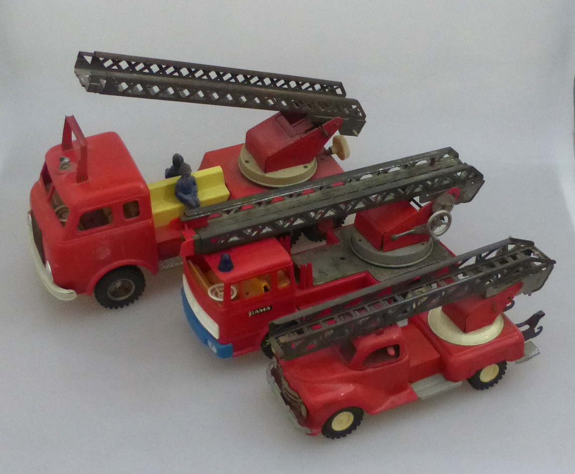 3 Feuerwehrwagen, 2 Wagen gem. GAMA, 2x Kunststoff, 1x Blech, Fehlteile, tlw. besch., l.