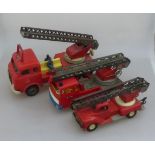 3 Feuerwehrwagen, 2 Wagen gem. GAMA, 2x Kunststoff, 1x Blech, Fehlteile, tlw. besch., l.