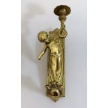 Wandleuchter für eine Kerze, Putto eine Tropfschale haltend, Messing, 20.Jh., ca. 30cm x