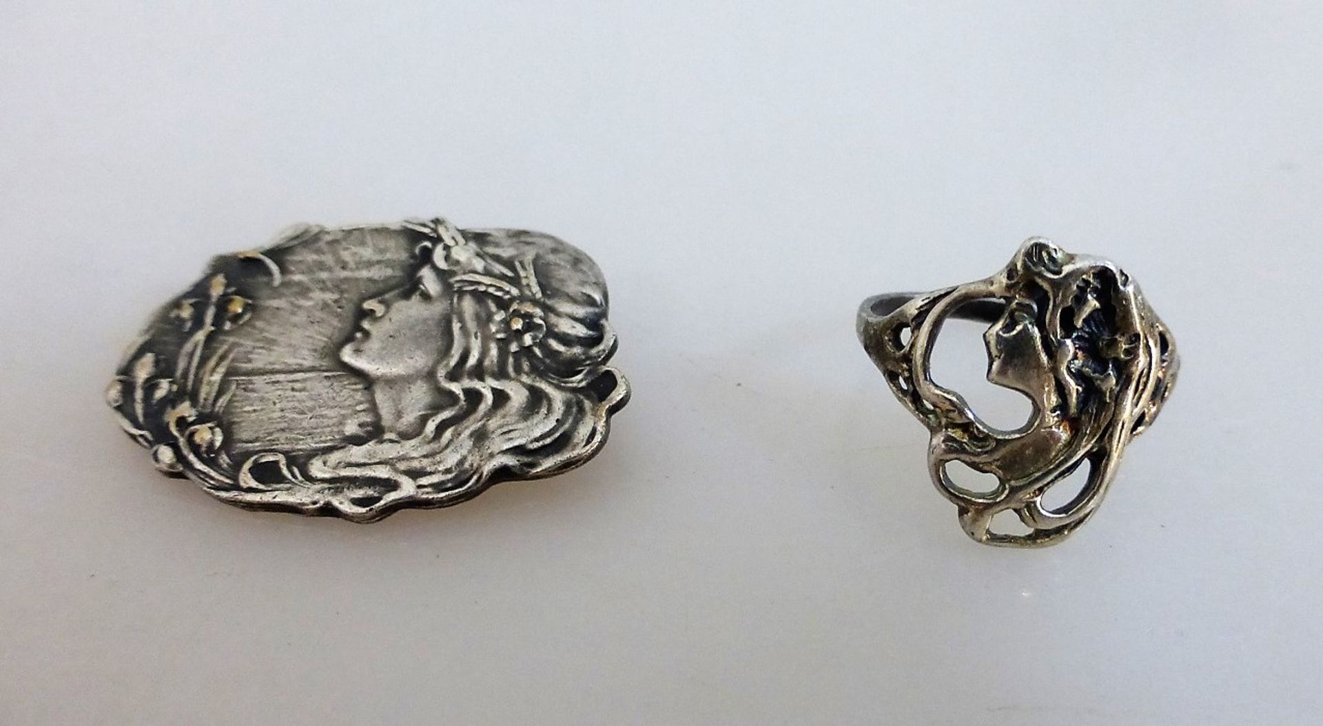 2 Teile Silberschmuck, Jugendstil, Brosche und Ring mit Frauenkopf, Brosche Silber gepr.