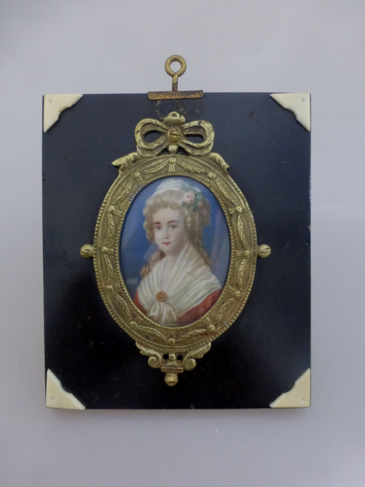 Miniatur um 1900, Portrait einer vornehmen Dame im roten Kleid und weißen Schal, im