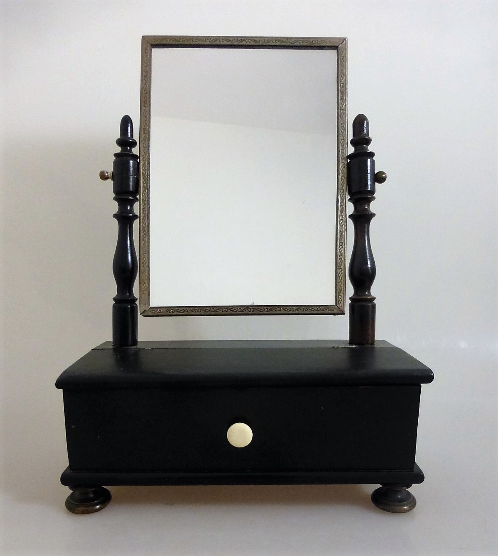 Kleine Psyche um 1900, kleiner Frisiertisch mit verstellbarem Spiegel auf rechteckigen