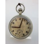 Militärische Taschenuhr, um 1940, helles Zifferblatt mit arab. Zahlen, bez. Swiss Made,