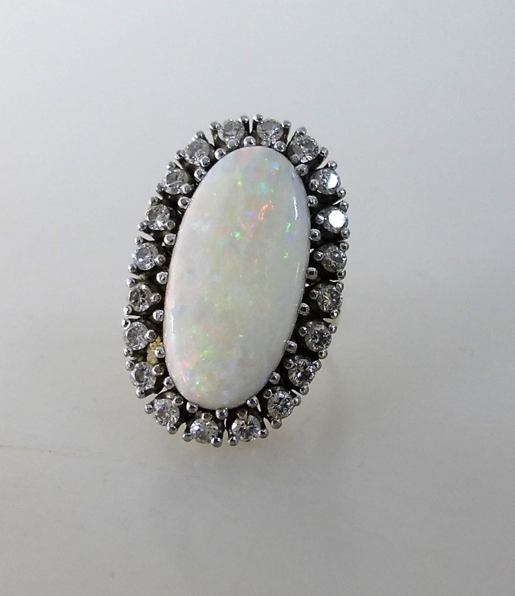 Feiner Opalring mit Diamanten, Gelb- / Weißgold 585, ovaler Opal (20mm x 10mm), 20