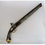 Große Steinschlosspistole, wohl osmanisch um 1800, Holzschaft mit Eisenlauf, Schaft mit