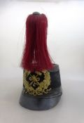 Bergmannsmütze um 1900, schwarze Schirmmütze mit roter Raspel, Wappen aus Messingblech,