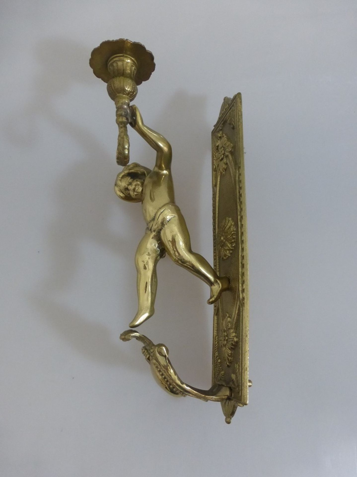 Wandleuchter für eine Kerze, Putto eine Tropfschale haltend, Messing, 20.Jh., ca. 30cm x - Bild 2 aus 2