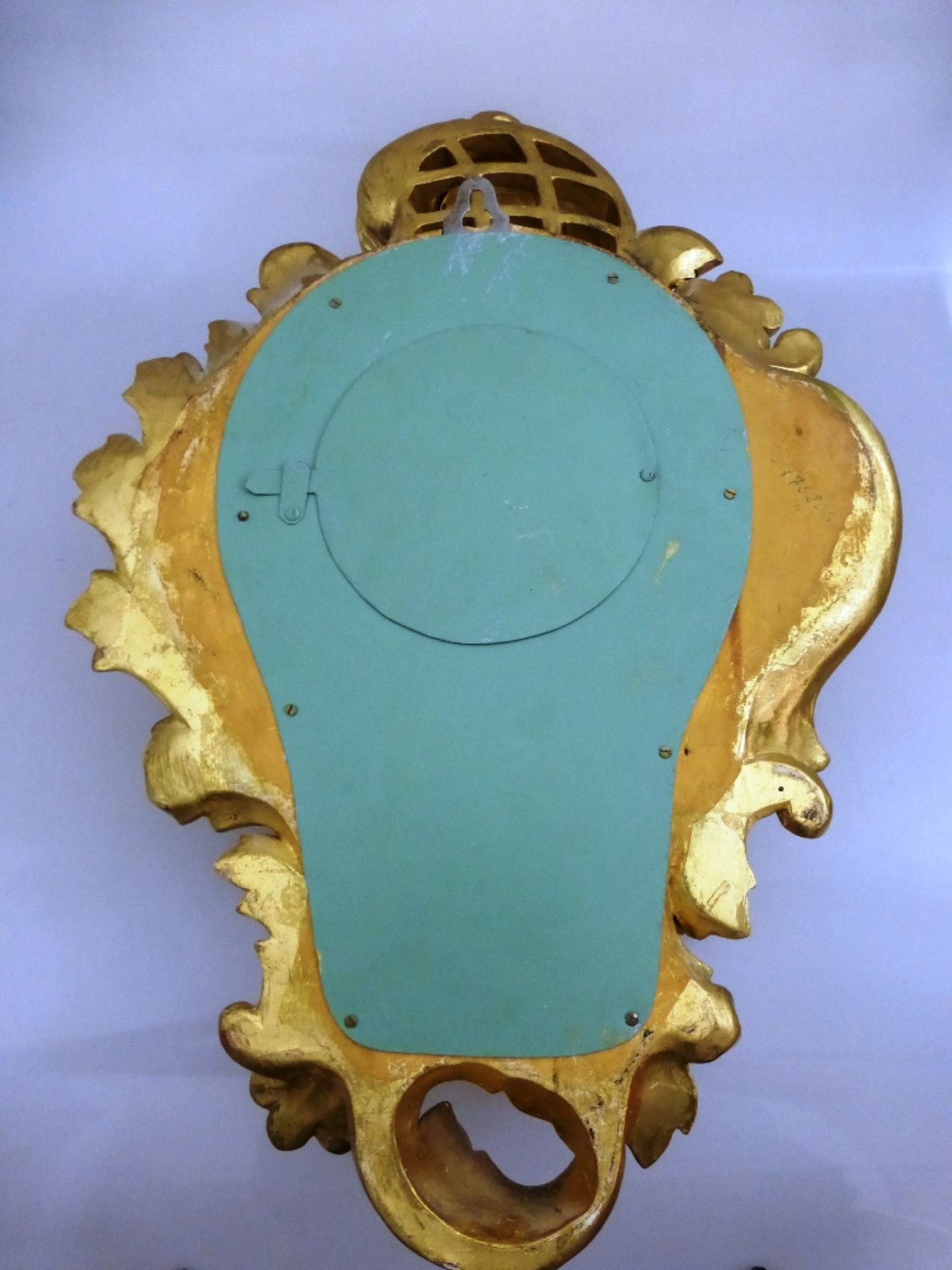 Cartelluhr, Schweden, 1.H.20.Jh., Holz, geschnitzt, blattvergoldet, gefaßtes Zifferblatt - Bild 2 aus 2