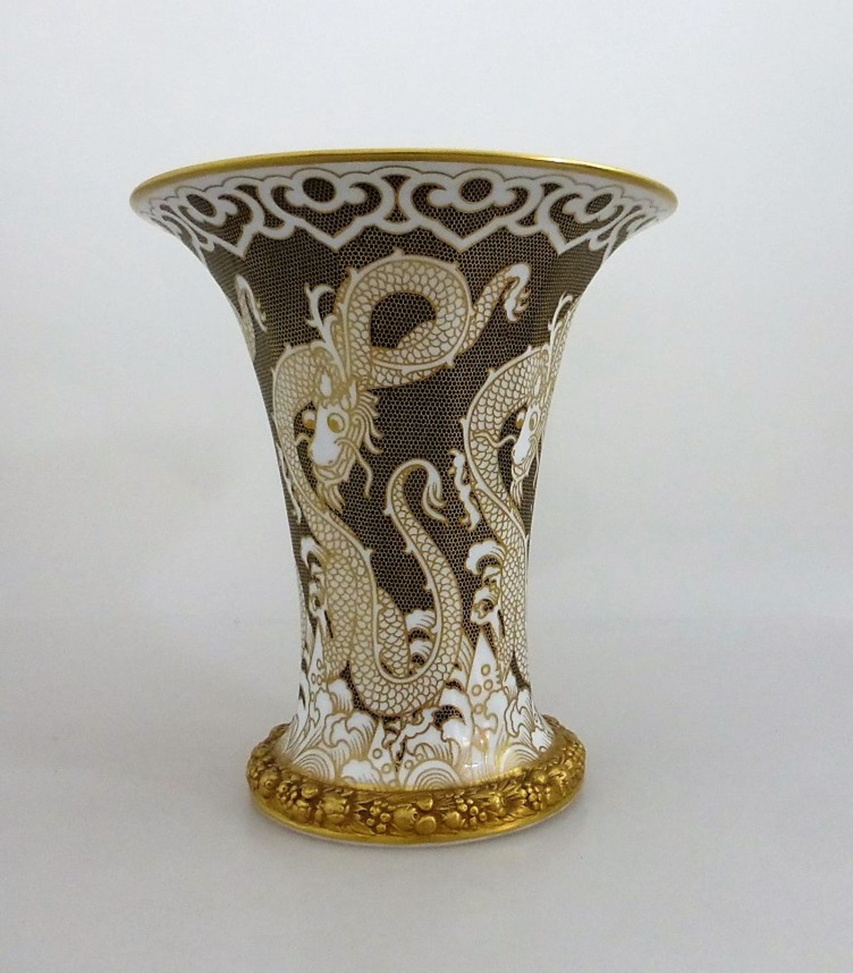 Art Deco Vase, Rosenthal / Selb, seltenes Dekor mit weißen Drachen auf Goldgrund, Form: