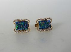 Paar Manschettenknöpfe, Gelbgold 585, jeweils rechteckiger Opal umgeben von 14 Diamanten,