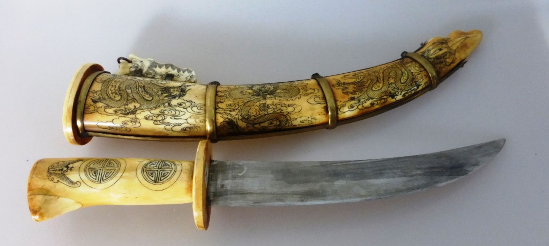 Messer, Asien um 1900, Scheide und Griff aus Bein, mit reichem Drachendekor, partiell - Image 3 of 4