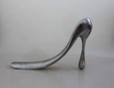 Blahnik, Manolo - Schuhanzieher in Form eines Damenstilettos, Aluminium, am Boden gem.