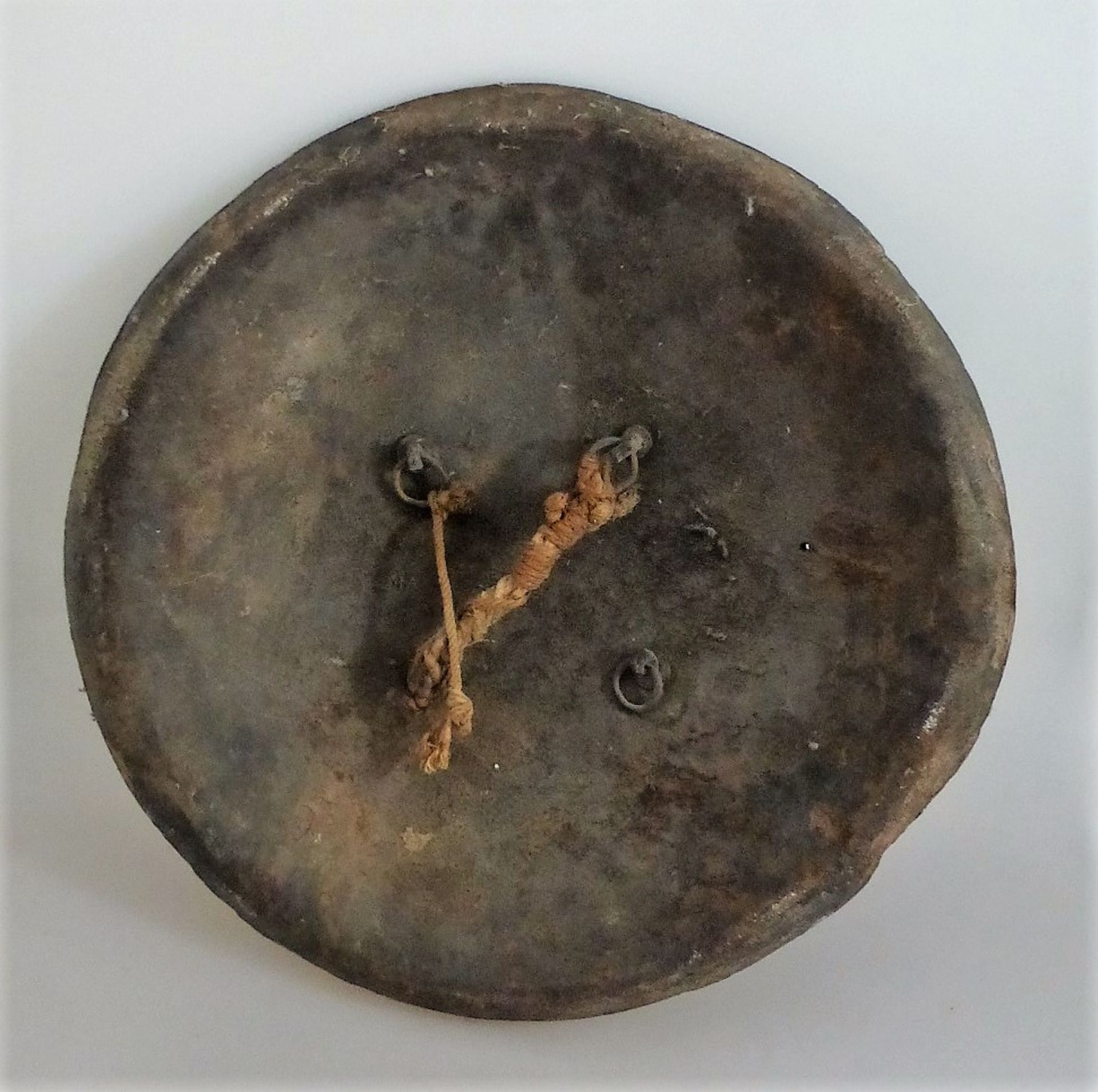 Rundschild, Indien 19.Jh., leicht gewölbtes Schild aus schwarzen Leder mit vier - Image 2 of 2