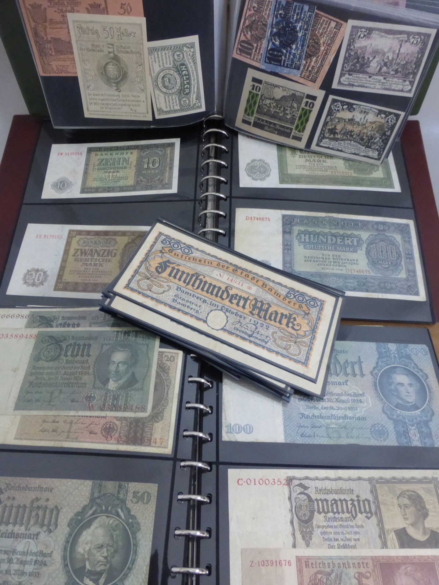 Große Sammlung Banknoten in 3 Alben, u.a. Besatzungsausgaben des II. Weltkrieges