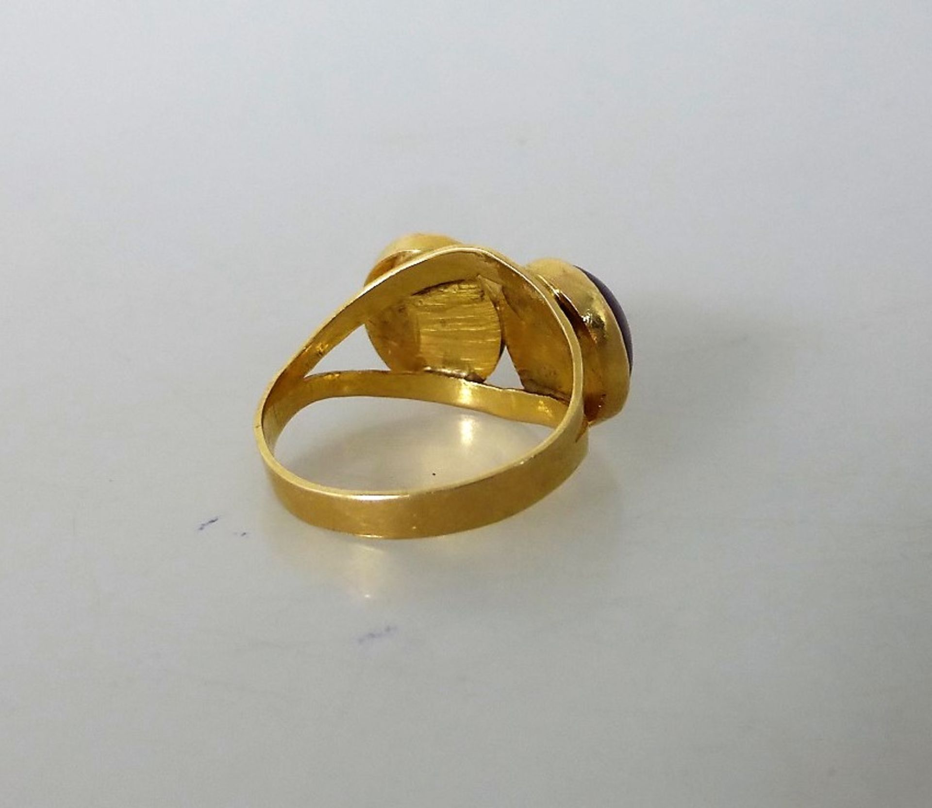 Saphirring, Gelbgold 750 (gepr.), 2 ovale Saphire in Zargenfassung, RG 22mm, 8g., - Bild 2 aus 2