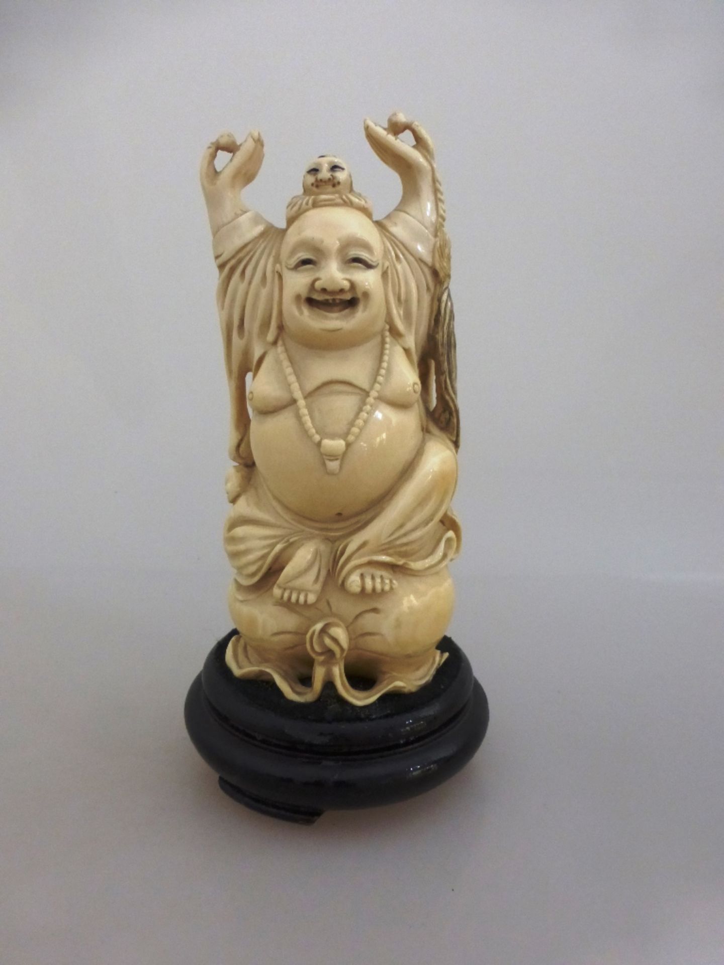 Figur des sitzenden Hotei, China um 1900, Elfenbein, stellenweise durchbrochen gearbeitet,