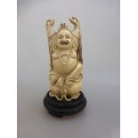 Figur des sitzenden Hotei, China um 1900, Elfenbein, stellenweise durchbrochen gearbeitet,