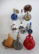 12 Schnupftabakflaschen, Porzellan, Steingut, Glas und Holz, unterschiedliche Größen und
