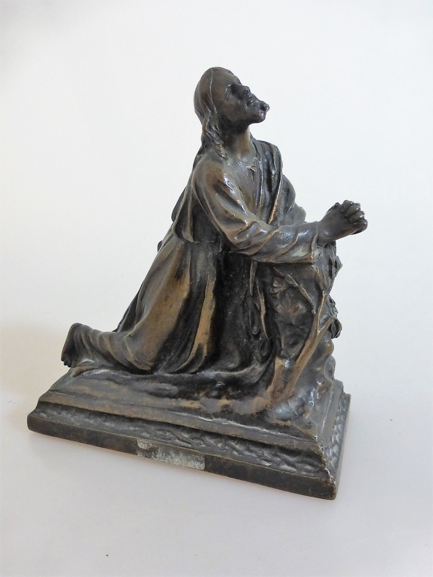 Bronzeskulptur, um 1900, "Christus auf dem Ölberg", vor einem Felssockel kniender Jesus