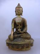 Große Skulptur des Buddha Shakyamuni, auf Lotosthron sitzend, eine Hand mit