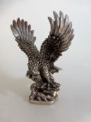 Adler Skulptur, China, Metall versilbert, Skulptur eines Adlers auf Ast, Bodenmarke, h.